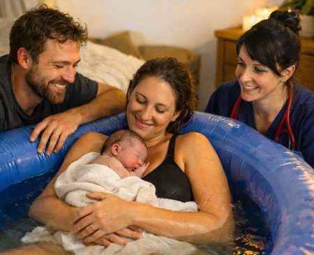Beautiful home birth - water birth - with midwife